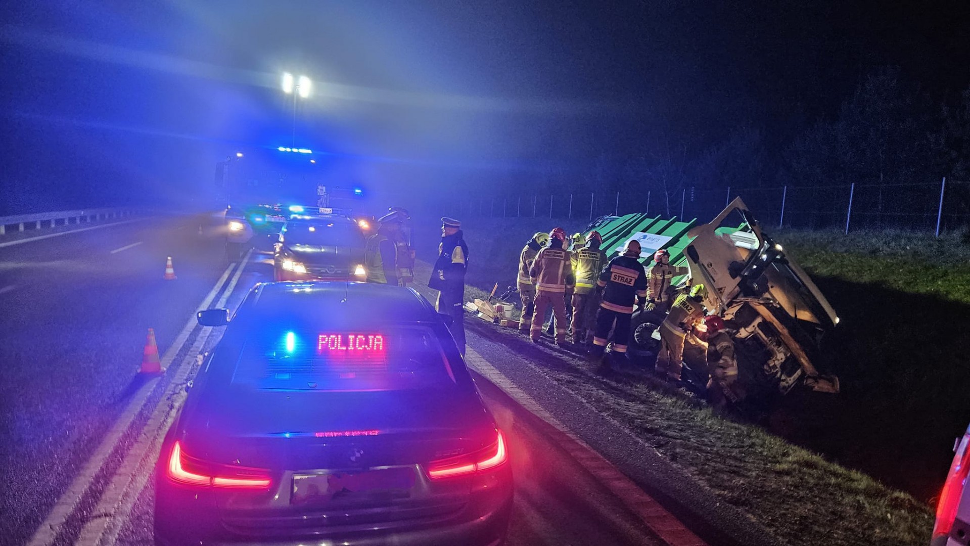 Śmieciarka wjechała do rowu przy DK 22 w okolicy Lipienic w gm. Chojnice. Kierującego pojazdem przewieziono do szpitala