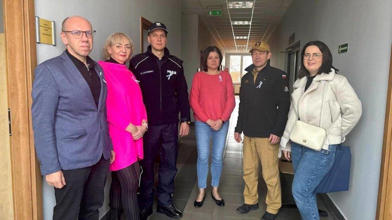 Tucholscy policjanci z białymi wstążeczkami. Sprzeciwiają się przemocy wobec kobiet