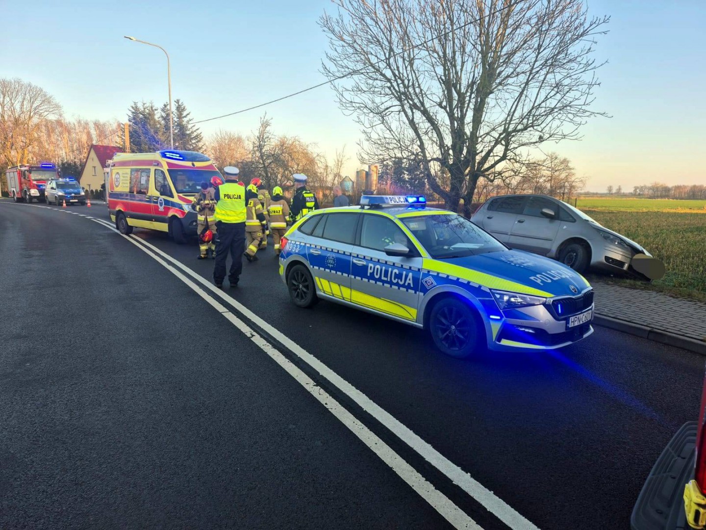 Mężczyzna wjechał w grupę os&oacute;b w gminie Debrzno. Trzy są poszkodowane