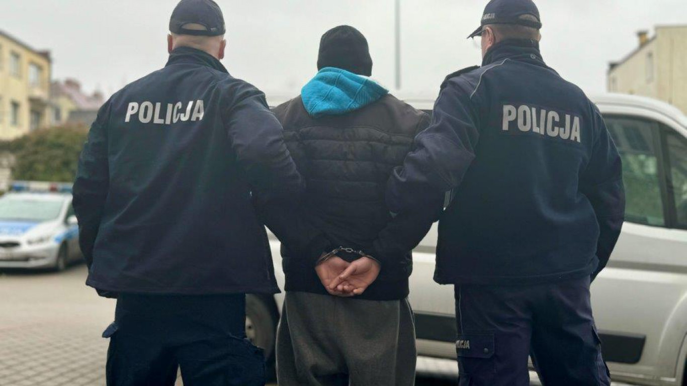 Trzymał marihuanę w słoikach i hodował konopie. Bytowscy policjanci zatrzymali 34-latka