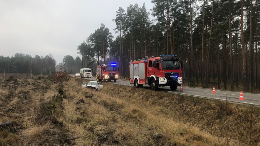 Osobówka wypadła z drogi wojewódzkiej 235 Chojnice-Brusy w okolicach Kłodawki. Występują utrudnienia w ruchu