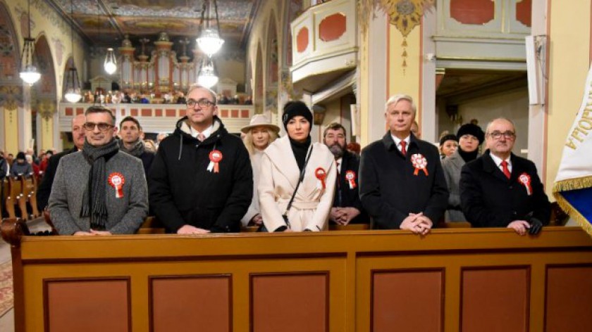 Burmistrz Czerska i przewodniczący Rady Miejskiej w oddzielnych delegacjach na święcie narodowym. Radny pyta, dlaczego