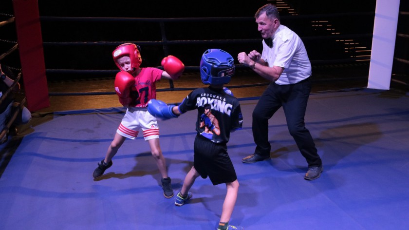 Ring stanął na teatralnych deskach. Boxing Team Chojnice podsumował sezon galą boksu w Chojnickim Centrum Kultury FOTO