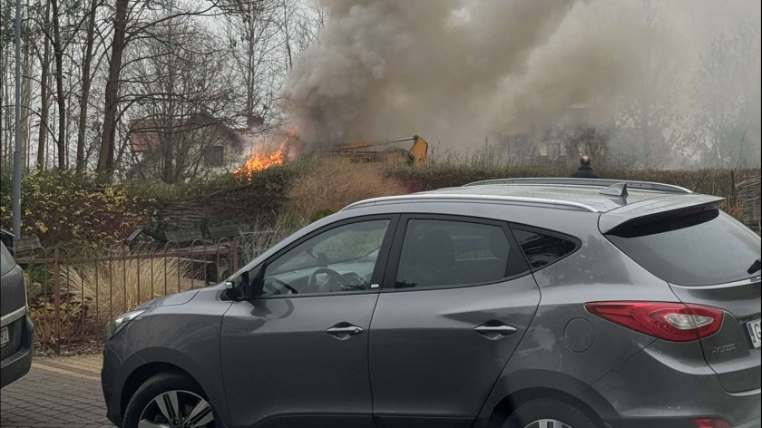 Pożar koparki przy budowie hali dla Szkoły Podstawowej nr 1 w Człuchowie