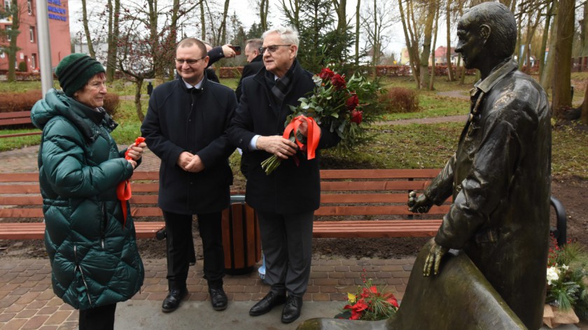 Przy człuchowskim szpitalu odsłonięto ławeczkę z rzeźbą zasłużonego lekarza Józefa Wojtasika FOTO