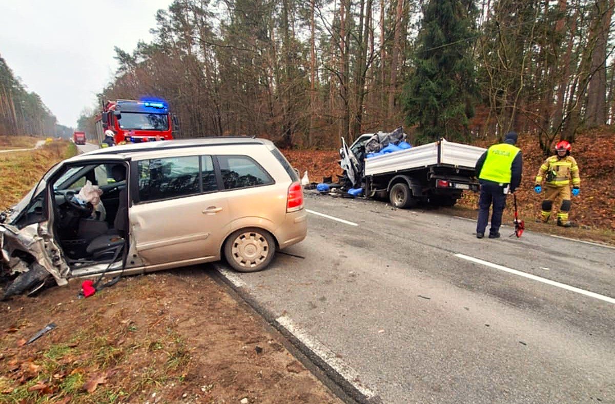 Jedna osoba została ranna po zderzeniu opla z dostawczym iveco. Do zdarzenia doszło na DW nr 214 w okolicach Wierzyska w Kościerzynie