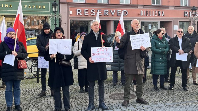 Protest w Kościerzynie przeciwko planom wprowadzenia do szkół przedmiotu edukacja zdrowotna. Zebrali się rodzice FOTO