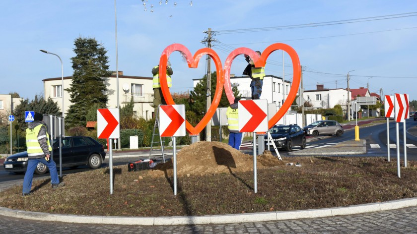 Spory koszt instalacji serduszek na chojnickim rondzie