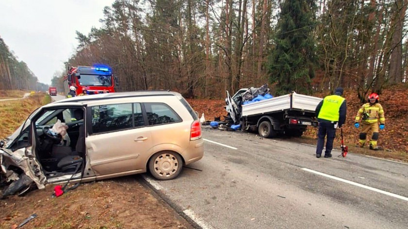 Jedna osoba została ranna po zderzeniu opla z dostawczym iveco. Do zdarzenia doszło na DW nr 214 w okolicach Wierzyska w Kościerzynie