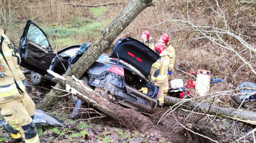 Wypadek na drodze krajowej 20 w okolicach Ząbinowic. Cztery młode osoby trafiły do szpitala