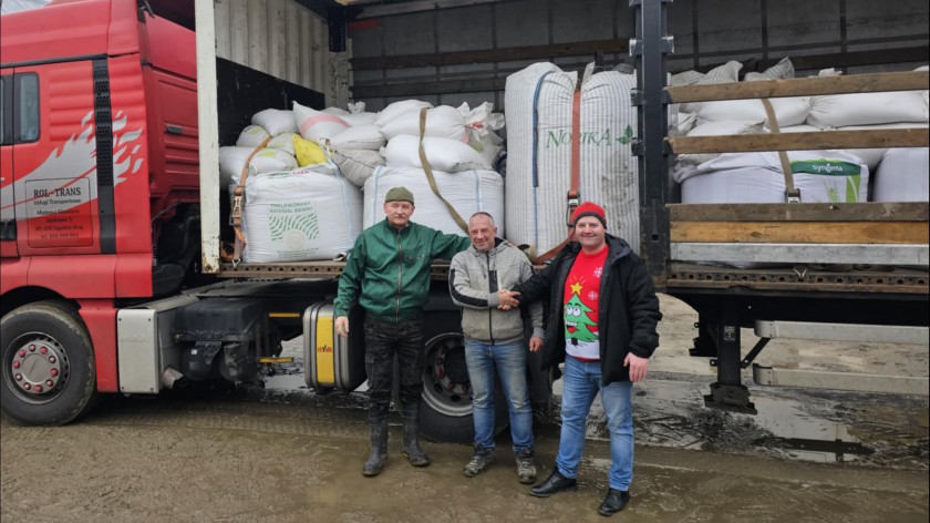 Na popowodziowe tereny dotarł pierwszy transport zboża od rolników z Więcborka FOTO