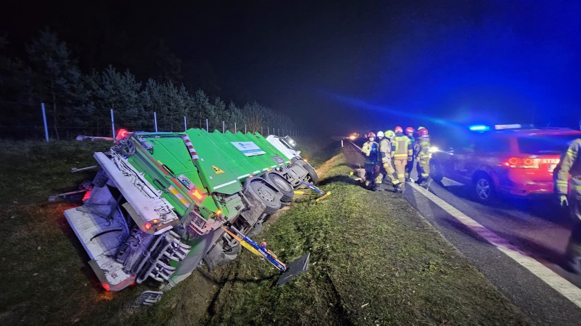 Śmieciarka wjechała do rowu przy DK 22 w okolicy Lipienic w gm. Chojnice. Kierującego pojazdem przewieziono do szpitala