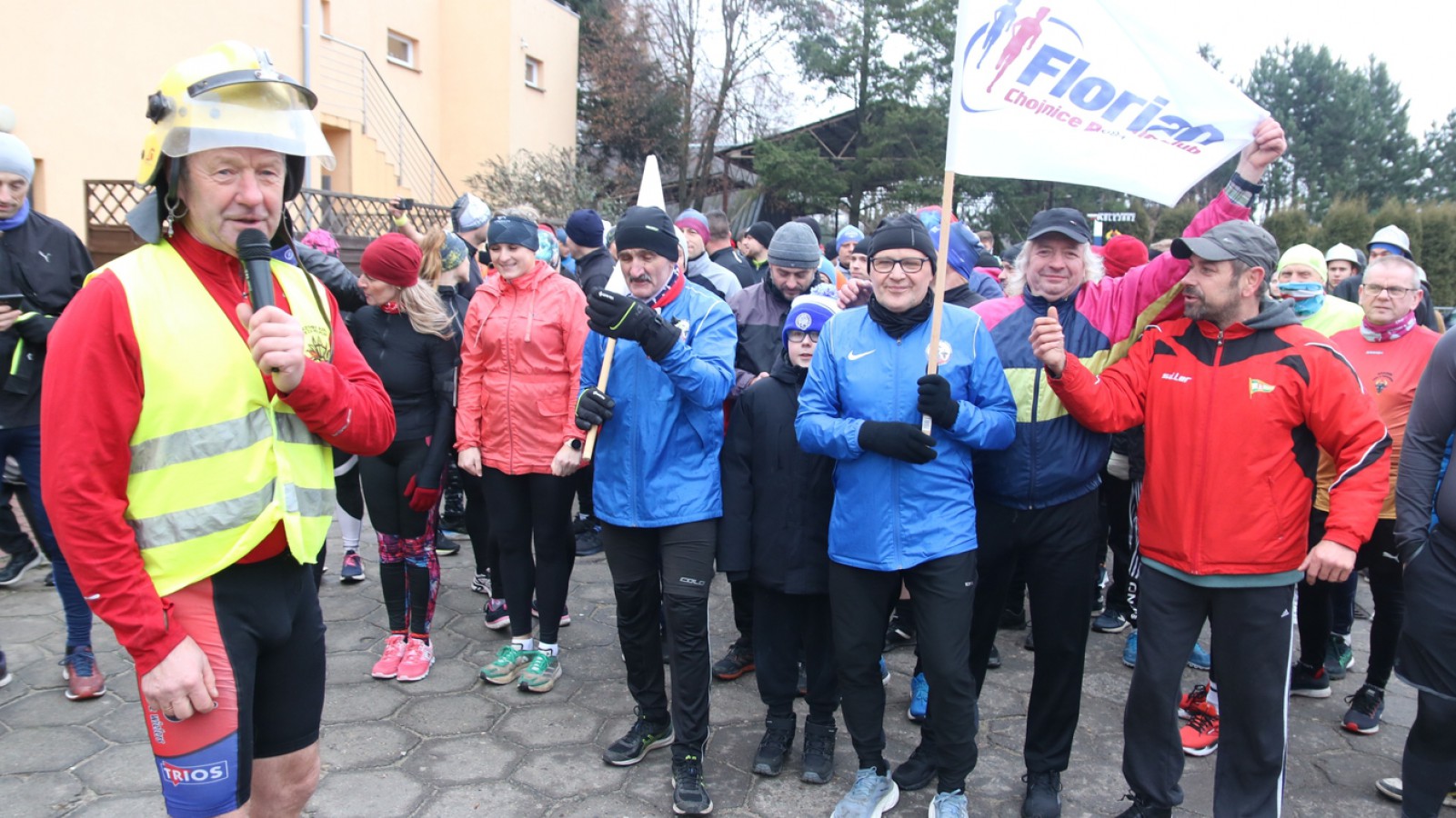 "Cieszymy się, bawimy się". Wbiegli w 2025 rok. Ponad 100 os&oacute;b zgromadził 36. chojnicki Bieg Noworoczny (FOTO)