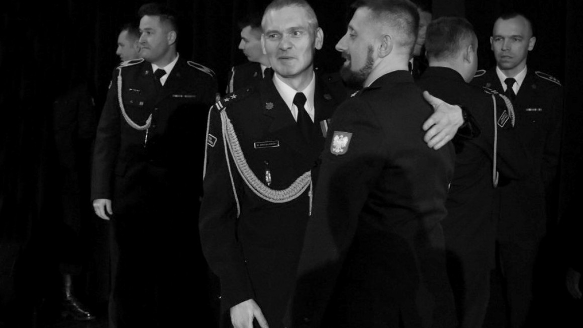Strażacy z powiatu chojnickiego oddali hołd zmarłemu Marcinowi Wr&oacute;blewskiemu &ndash; byłemu zastępcy komendanta powiatowego PSP w Chojnicach