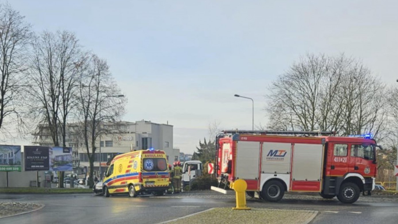 Zderzenie pojazd&oacute;w osobowych na rondzie biszkoptowym w Chojnicach. Policja ma już wstępne ustalenia (AKTUALIZACJA)