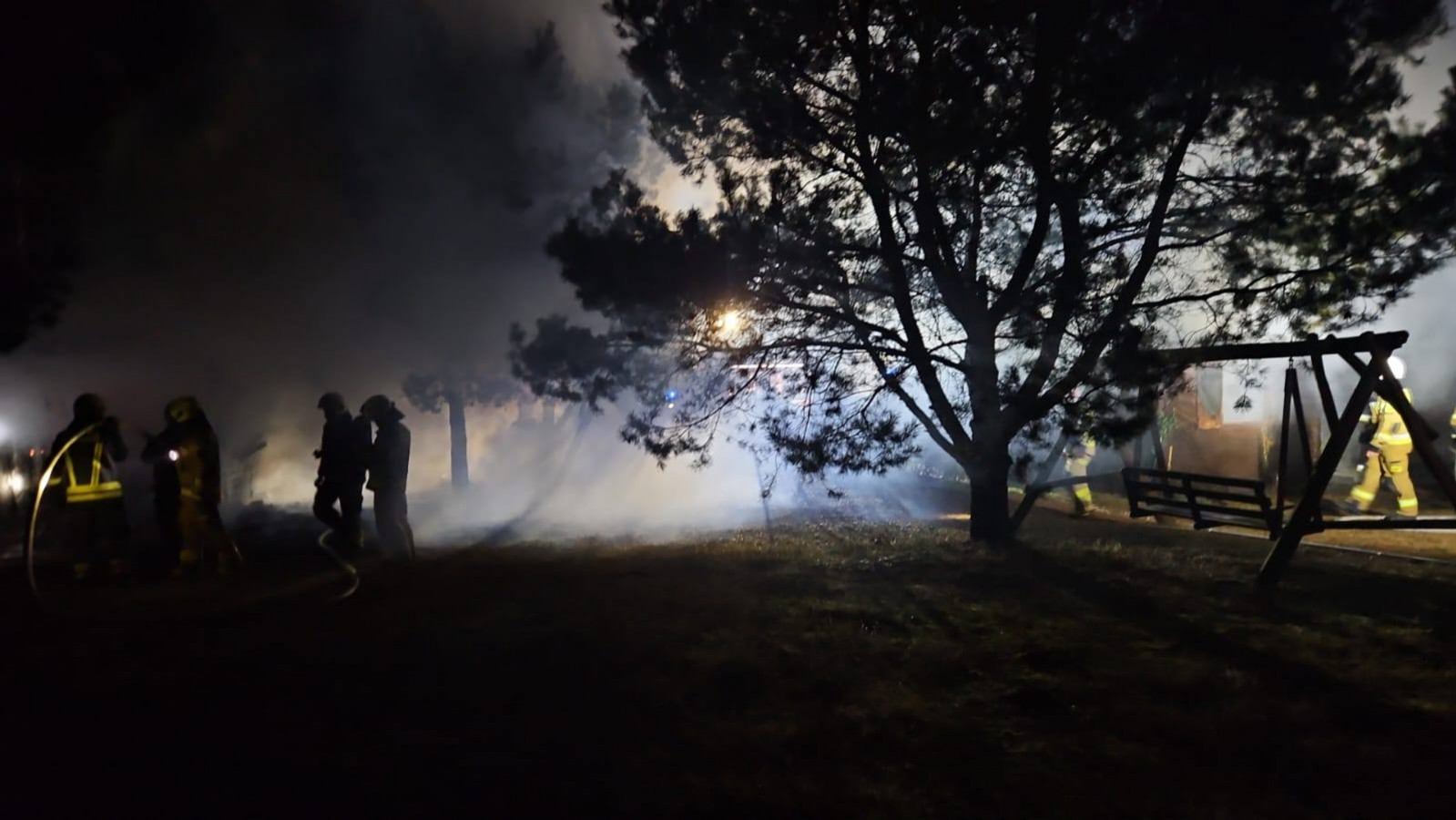Strażacy gasili pożar domku letniskowego i obiektu gospodarczego w miejscowości Lamk, w gminie Brusy 