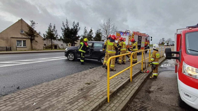 Zderzenie dwóch osobówek na drodze wojewódzkiej 240 w Żalnie koło Tucholi. Obowiązywał tu ruch wahadłowy AKTUALIZACJA