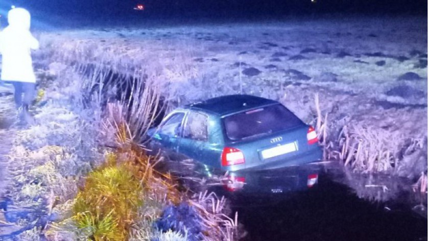 Nietypowa interwencja strażaków. Audi wpadło do rowu z wodą przy drodze z Mokrego do Zamościa