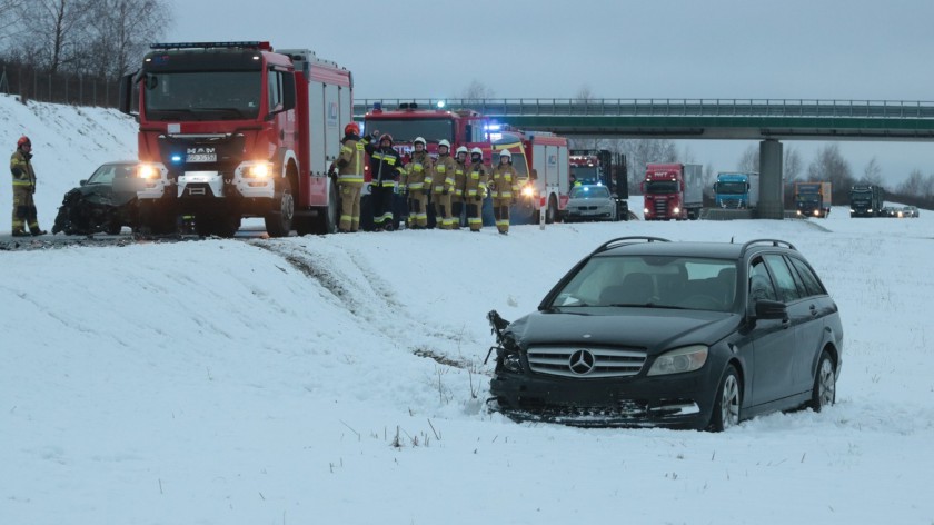 Zderzenie dwóch samochodów na obwodnicy Chojnic. Jedna osoba zabrana do szpitala. Droga krajowa nr 22 jest już przejezdna FOTO