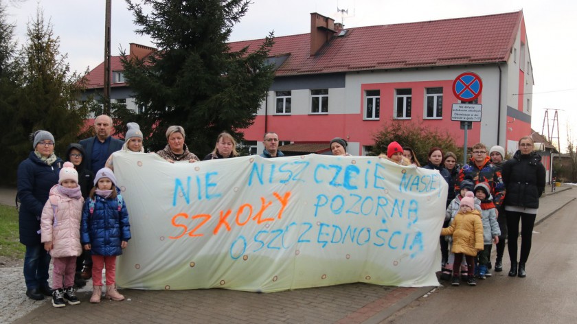 Protest przeciwko planowanej likwidacji Szkoły Podstawowej w Krzemieniewie w gminie Czarne REPORTAŻ, FOTO