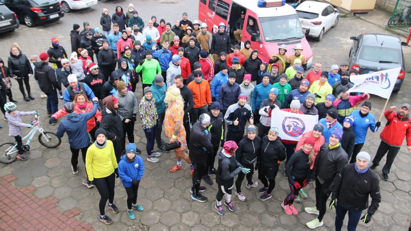 Cieszymy się, bawimy się. Wbiegli w 2025 rok. Ponad 100 osób zgromadził 36. chojnicki Bieg Noworoczny FOTO