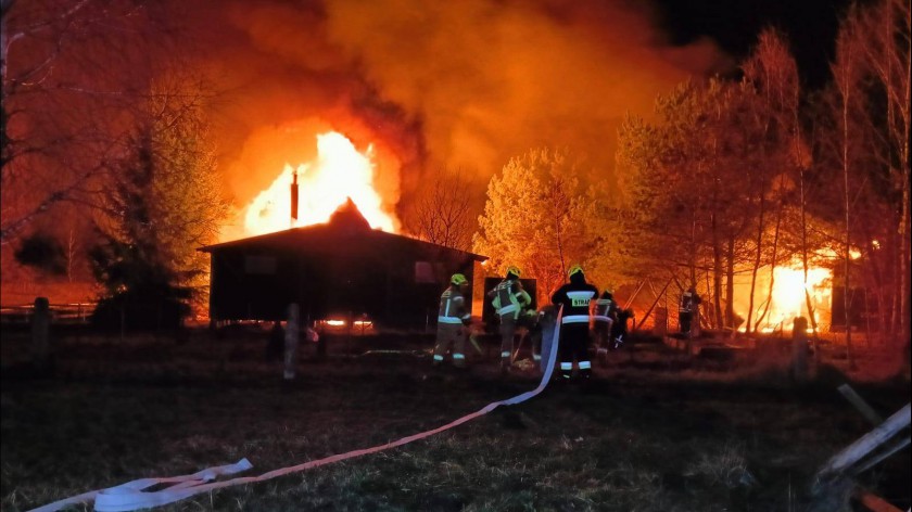 Strażacy gasili pożar domku letniskowego i obiektu gospodarczego w miejscowości Lamk, w gminie Brusy 