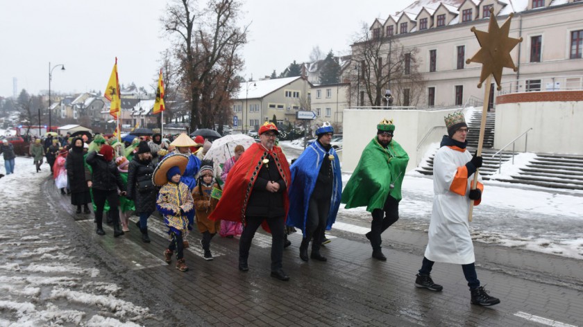 Orszak Trzech Króli przeszedł ulicami Chojnic. Herod przemawiał z balkonu ratusza FOTO