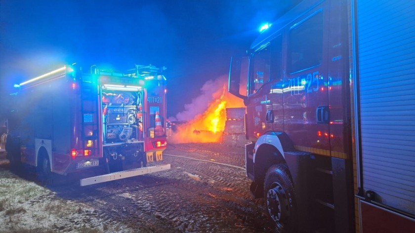 Nocny pożar w Chojnicach. Stwierdzono, że palą się dwa samochody osobowe oraz bus AKTUALIZACJA