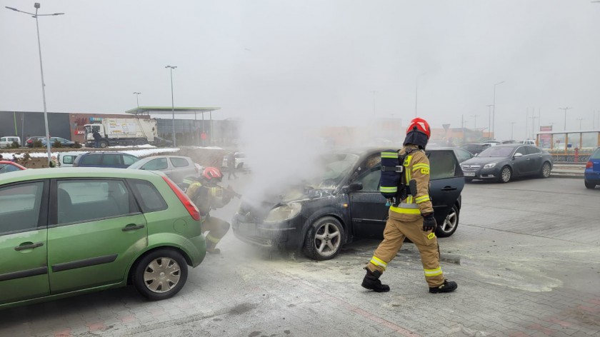 Pożar samochodu osobowego na parkingu obiektu handlowego w Lipienicach koło Chojnic