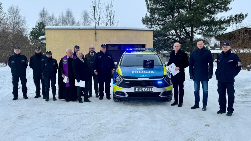 Funkcjonariusze z Posterunku Policji w Kołczygłowach dostali nowy radiowóz oraz kamerę termowizyjną