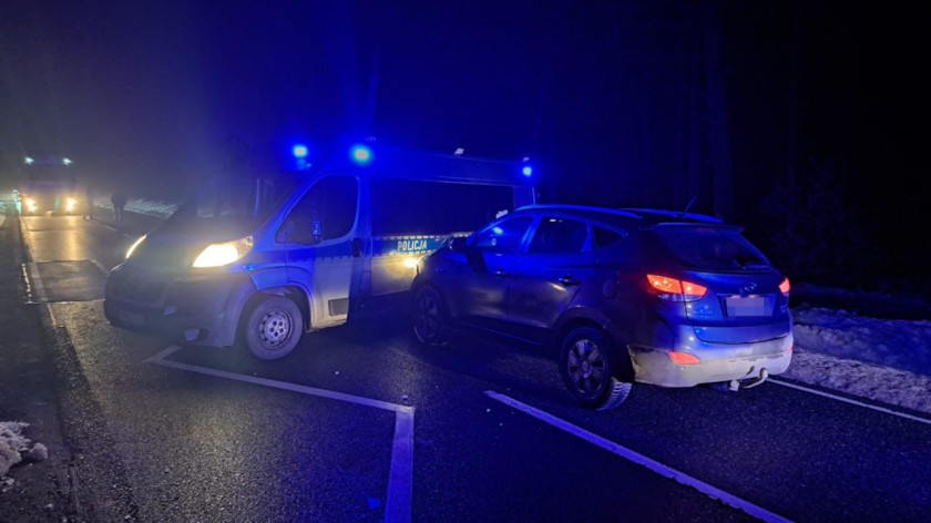 Piętnastolatek z gminy Miastko zabrał matce auto i uciekał przed policją. Na blokadzie staranował radiowóz