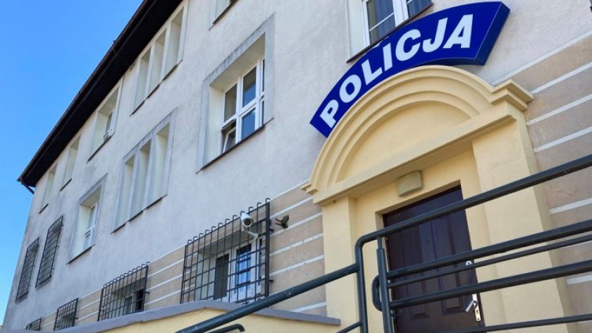 Kobieta leżała na podłodze i wzywała pomocy. Kościerscy policjanci udzielili pomocy 92-letniej mieszkance miasta