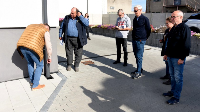 Na Domu Kultury w Czersku zamontowano repery geodezyjne. Specjaliści badają, czy budynek osiada