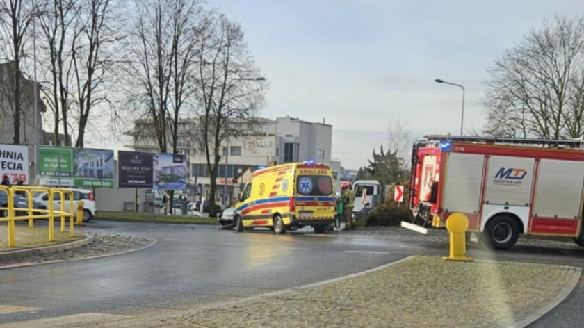 Zderzenie pojazdów osobowych na rondzie biszkoptowym w Chojnicach. Policja ma już wstępne ustalenia AKTUALIZACJA