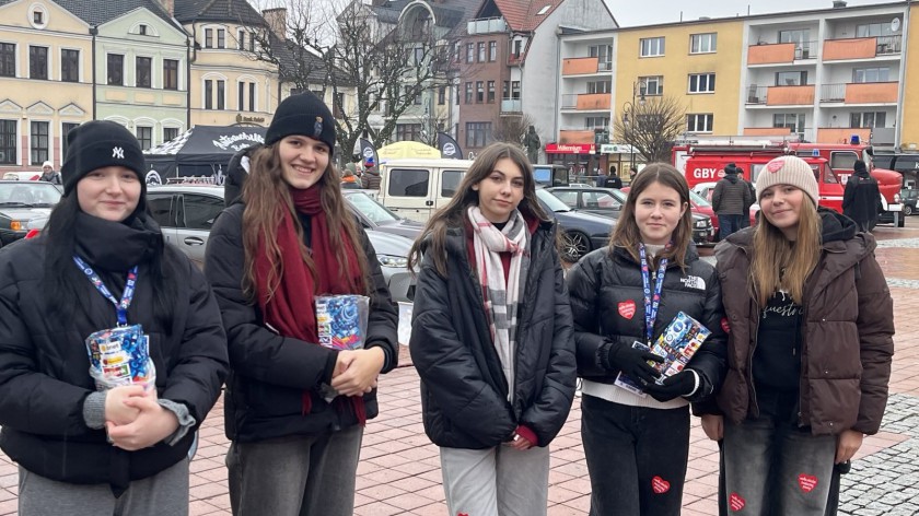 Koncerty, pokazy, licytacje. Wielka Orkiestra rozkręca się na rynku w Bytowie RELACJA, FOTO