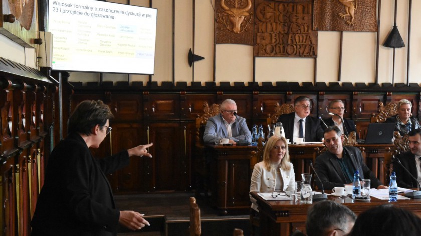 Czy w miejskim biuletynie pojawił się materiał wyborczy burmistrza Chojnic? Skarga na włodarza rozgrzała obrady sesji