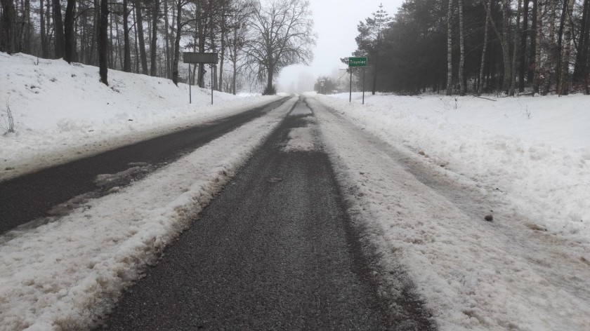 Słuchacz skarży się na zimowe utrzymanie dróg w powiecie człuchowskim. Jak tłumaczą się władze powiatu?