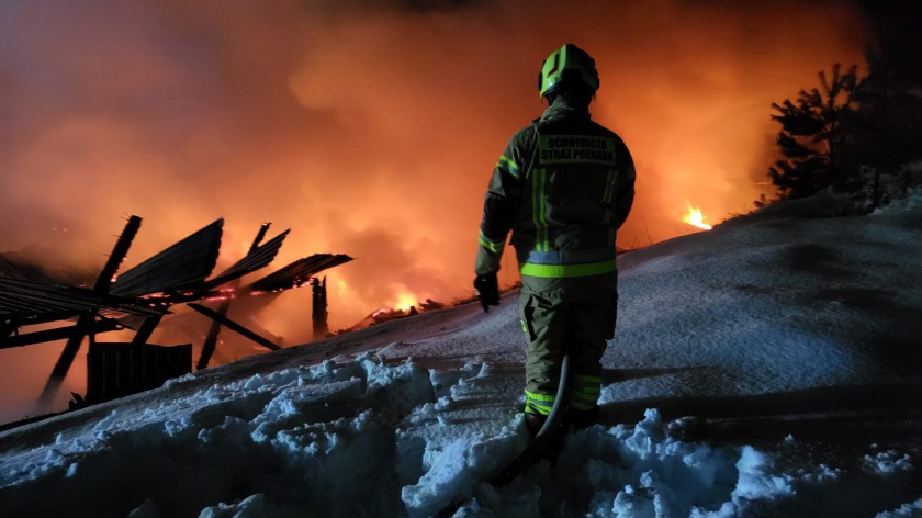 Ogromy pożar w powiecie bytowskim. W Wojsku, w gminie Lipnica spłonęły budynki gospodarcze z kilkoma pojazdami i maszynami FOTO