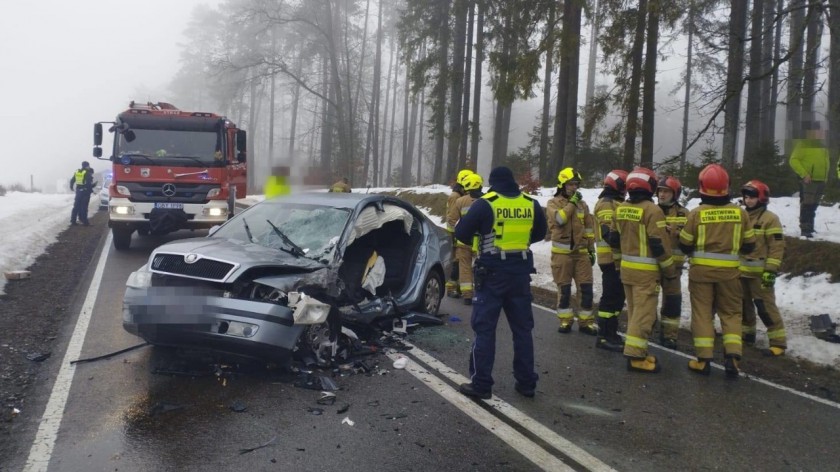 Wypadek na drodze krajowej nr 21 w gminie Miastko. Zderzyły się skoda i dostawczy mercedes