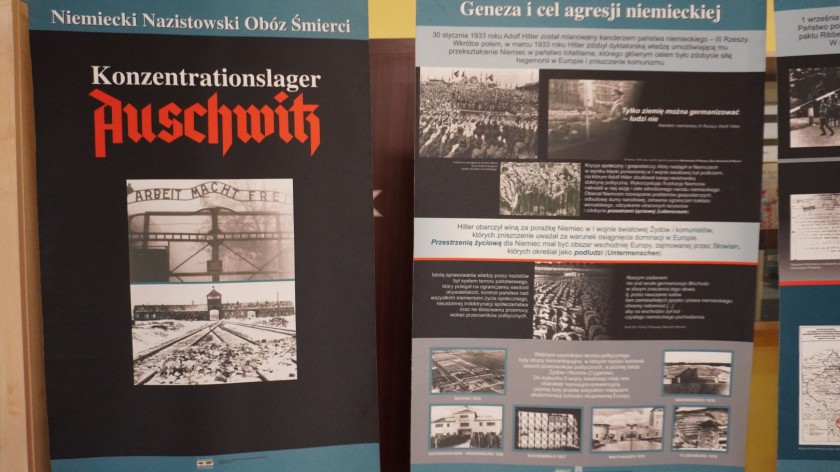 Obóz Zagłady Auschwitz-Birkenau - to temat aktualnej wystawy w czytelni chojnickiej biblioteki