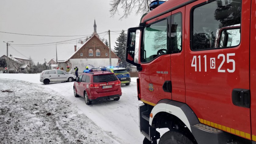 Zderzenie dwóch aut w Lichnowach. Kierowca opla nie dostosował prędkości do warunków drogowych AKTUALIZACJA