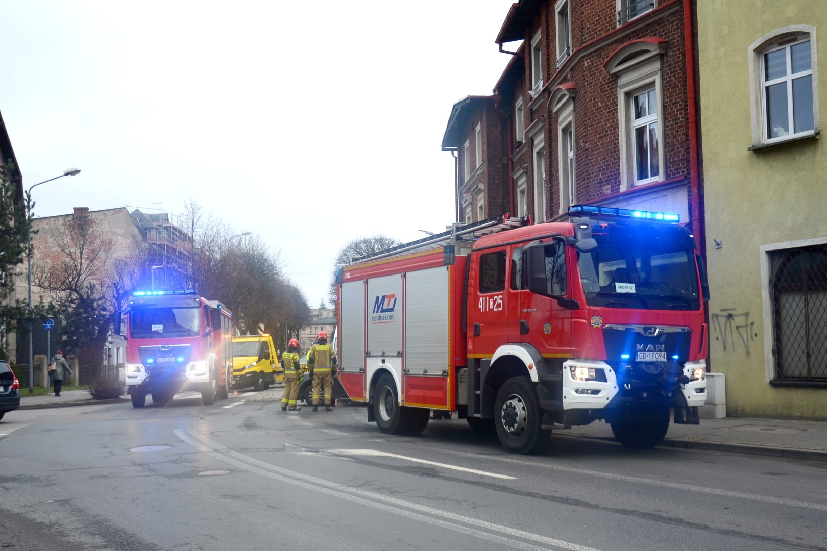 Kolizja dw&oacute;ch aut na skrzyżowaniu ulic Dworcowej i alei Brzozowej w Chojnicach