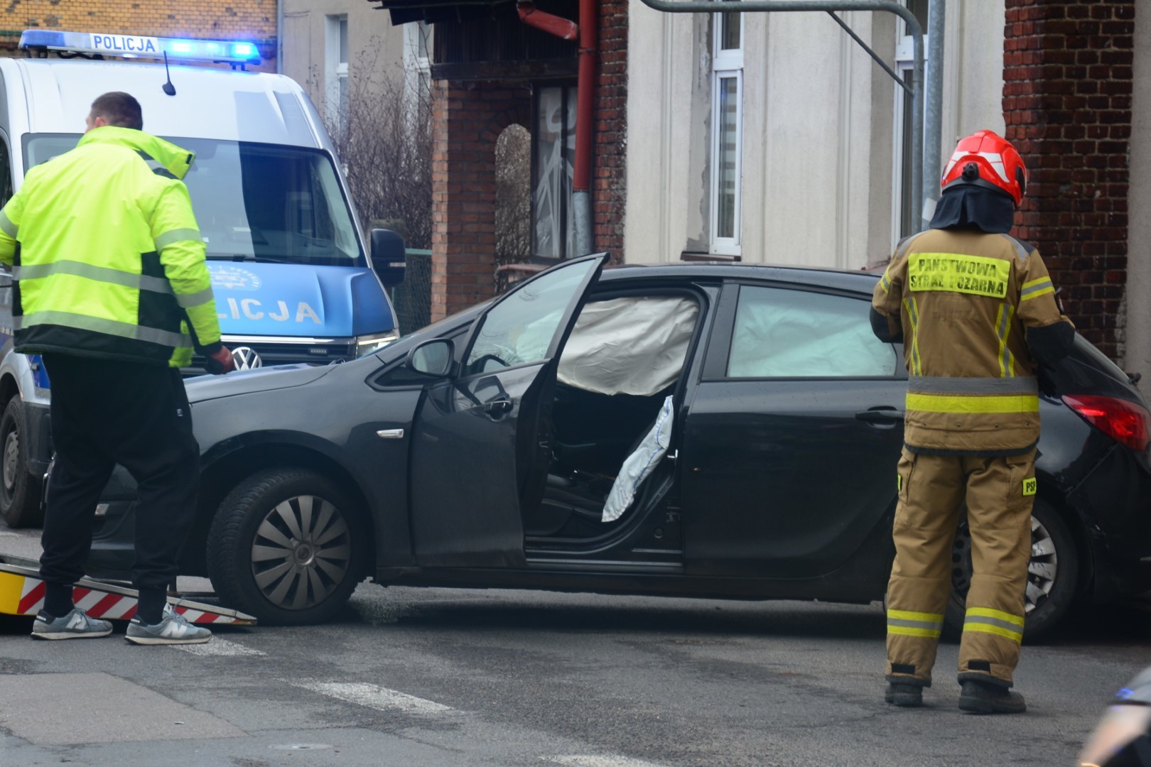 Kolizja dw&oacute;ch aut na skrzyżowaniu ulic Dworcowej i alei Brzozowej w Chojnicach