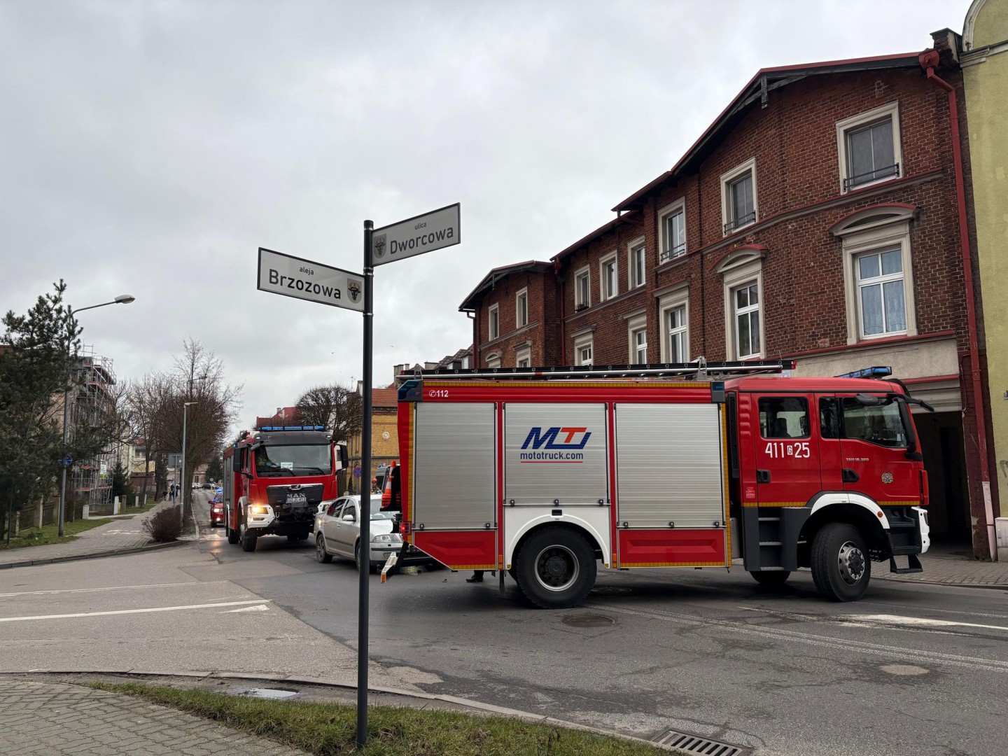 Kolizja dw&oacute;ch aut na skrzyżowaniu ulic Dworcowej i alei Brzozowej w Chojnicach