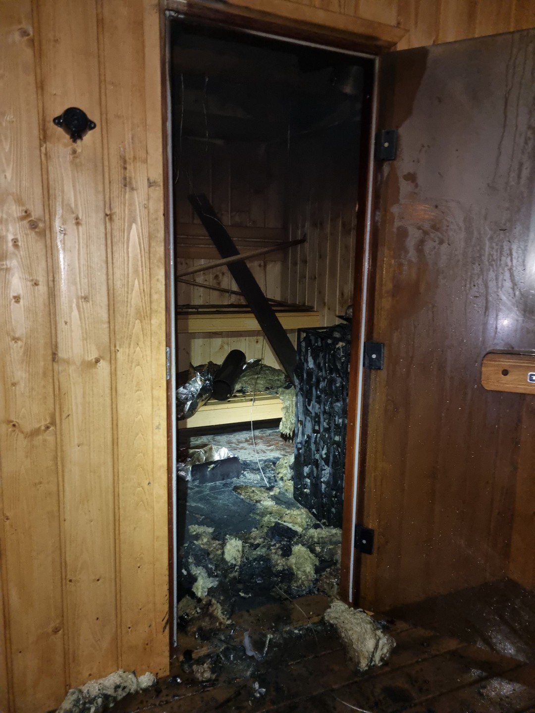 Drugi pożar tej samej sauny ogrodowej w Małych Swornegaciach, w gminie Chojnice. Straty idą w tysiące złotych (FOTO)