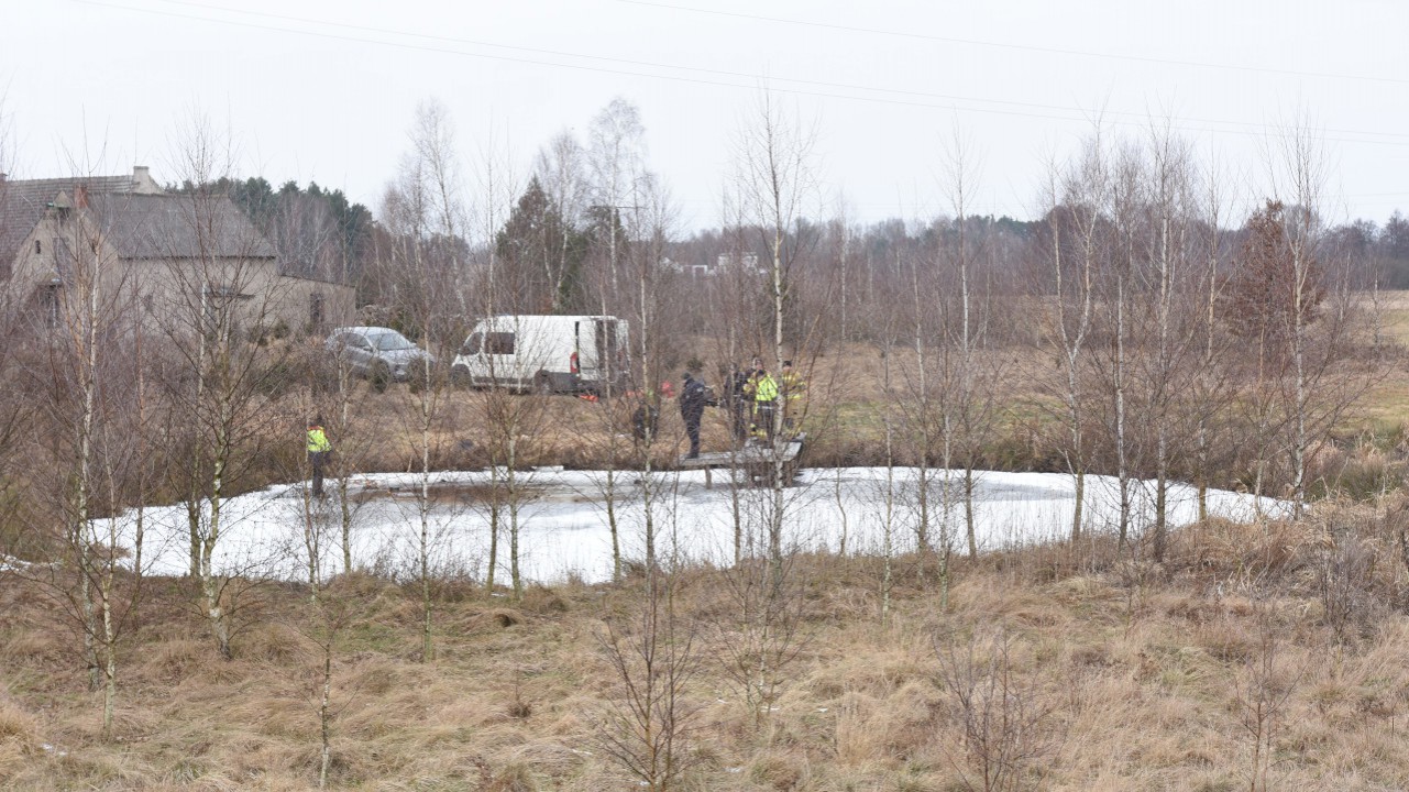 Służby wznowiły dziś (21.02) akcję wydobywania obiektu, kt&oacute;ry wpadł do stawu w gminie Czersk (AKTUALIZACJA)