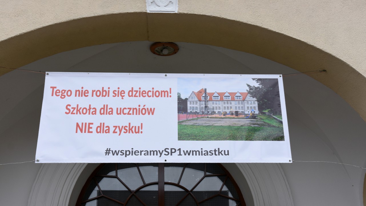 Jest petycja mieszkańc&oacute;w w obronie Szkoły Podstawowej nr 1 w Miastku. Podpisało ją ponad 1 tys. 500 os&oacute;b
