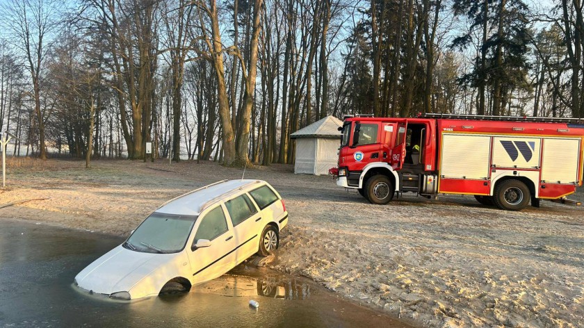 Poszukiwany 33-latek z Ukrainy wpadł w ręce policji, bo wjechał samochodem do Jeziora Przechlewskiego