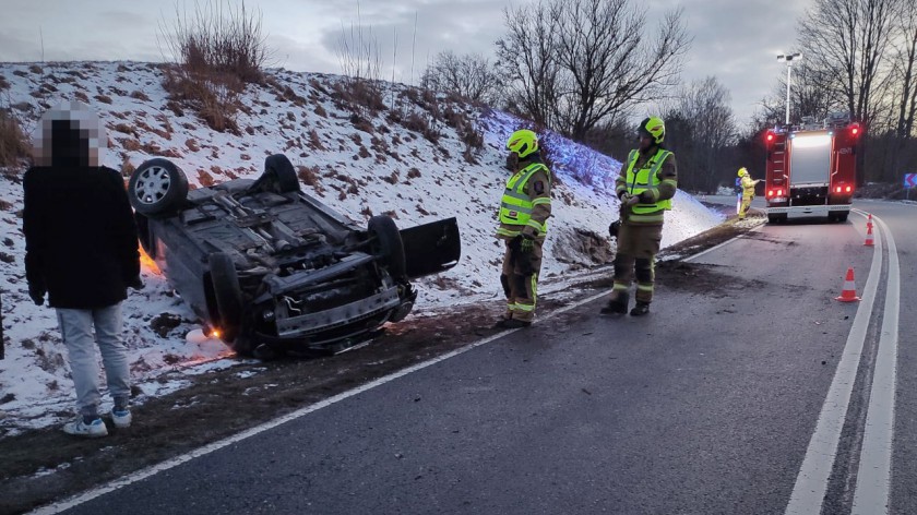 Dachowanie na drodze krajowej nr 20 w Tuchomiu. Policjanci ukarali 27-letniego kierowcę mandatem