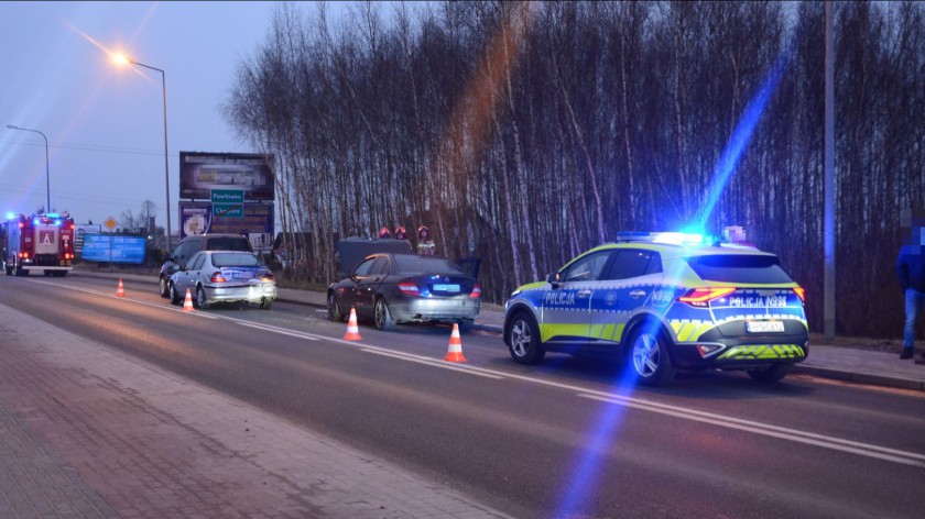 Jedna osoba została ranna w wypadku na ulicy Tucholskiej w Chojnicach. Zderzyły się tu trzy samochody osobowe FOTO